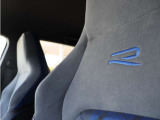 鮮やかなブルーのRロゴをあしらった、R専用のヘッドレスト一体型トップスポーツシート。