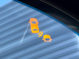 【ブラインドスポットインフォメーション】走行中、ドアミラーの死角になりやすい箇所に後続車が接近するとサイドミラー付近に警告を表示、ドライバーに注意喚起をしてくれます。