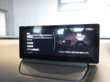 こちらのお車には先進安全装備が多数搭載されています。衝突被害を回避あるいは軽減するためのブレーキや、後方死角からの接近警報、車線逸脱を防止する警報装置など、詳しくはスタッフまでお尋ねください。