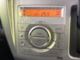 【オートエアコン】一度お好みの温度に設定すれば、車内の温度を検知し風量や温度を自動で調整。暑い&hellip;寒い&hellip;と何度もスイッチ操作をする必要はありません。快適な車内空間には必須の機能ですね♪