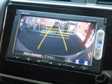 バック駐車が苦手な方や、初めてのお車で不安な方でも後方をナビ画面に映してくれるので、ラクラク停められます。