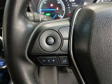 ステアリングには運転中でも簡単に操作できる各種スイッチついてます