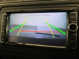 ギアをリバースに入れると車両後方の映像を映し出します。画面にはガイドラインが表示され、車庫入れや縦列駐車などの際に安全確認をサポートします。