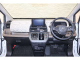 操作性に優れた運転席となります!小物入れや各ボタンの配置にこだわり、使いやすいです!座り心地もよく視認性も良好なのでロングドライブもお任せ下さい!