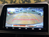【バックカメラ】駐車時に後方がリアルタイム映像で確認できます。大型商業施設や立体駐車場での駐車時や、夜間のバック時に大活躍!運転スキルに関わらず、今や必須となった装備のひとつです!