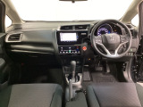 車内は光触媒抗菌消臭施工済です。インパネ周りはスタイリッシュなデザインです。グローブボックスやカップホルダーのほかにトレーなどたくさんの収納スペースが付いています。