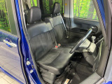 運転席まわりには十分なスペースがあり、大柄な方でもゆったり運転していただける環境です。