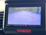 【バックカメラ】駐車時に後方がリアルタイム映像で確認できます。大型商業施設や立体駐車場での駐車時や、夜間のバック時に大活躍!運転スキルに関わらず、今や必須となった装備のひとつです!