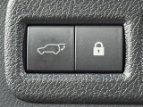 【パワーバックドア】スマートキーや運転席のボタンを押すだけでリアゲートが自動で開閉します!荷物を持っている時や、高い位置にあるバックドアを閉める際に便利な機能です♪