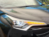 【LEDヘッドライト】悪天候や夜間走行時も良好な視界を確保し安心して運転できる高輝度LEDヘッドライトを装備!点灯速度が早く、消費電力も抑えられています。