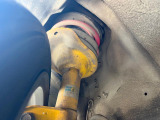 【ビルシュタイン製ダンパー】高速走行時の車両安定性を向上させてくれる人気の装備。街乗りの乗り心地も犠牲にせず、スポーティな走行をお楽しみいただけます♪