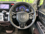 【純正革巻きステアリング】上質な革を使用することで、手にしっかり馴染みとても運転しやすいハンドルです♪