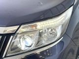 【LEDヘッドライト】悪天候や夜間走行時も良好な視界を確保し安心して運転できる高輝度LEDヘッドライトを装備!点灯速度が早く、消費電力も抑えられています。