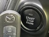 【アドバンストキー】カバンやポケットに入れたままでもドアの施錠・解錠が可能なスマートキーを装備。エンジンのオン・オフ時もカギを取り出す必要が無いからとっても便利です♪