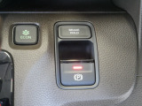 【電子制御パーキングブレーキ】スイッチ操作でパーキングブレーキをオン/オフ。発進時、運転席のシートベルトが着用されている時アクセルを踏めば自動的に解除されます。