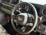 【ステアリングスイッチ】が付いており運転中に前方から目線をそらすことなくオーディオ等の操作が可能なので安心・快適にカーライフをお楽しみいただけます。