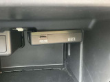 グローブボックス内にドライブレコーダーのユニットが入っています。