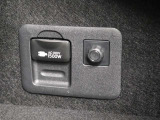 便利なアクセサリーコンセント(AC100V・1500W)が装備されています。ハイブリッドカー特有の大容量の電気エネルギーによりアウトドアシーンや停電などの非常時に便利な機能です。
