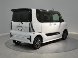 【右後斜め】 安定感のあるリヤビュー。低い開口部は荷物の積み下ろしもスムーズです。雪国の暮らしに寄り添う、実用的かつスタイリッシュな一台です。