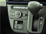 オートエアコンを装備しておりますので、四季を通じて車内を快適な温度に保つことが出来ます!高級感が有りますね!
