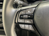 運転中もハンドルでの操作が可能です。特に高速道路等の目が離せない運転時には、便利さだけでなく、安全性も兼ね備えております。
