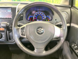 インテリアに合わせたデザインのステアリングは、運転される方のことも考え、運転しやすい形状、大きさです。是非一度、実際に触ってお確かめください。