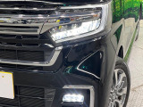 【LEDヘッドライト】悪天候や夜間走行時も良好な視界を確保し安心して運転できる高輝度LEDヘッドライトを装備!点灯速度が早く、消費電力も抑えられています。