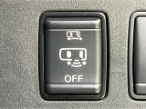 【ハンズフリー機能付き両側パワースライドドア】スライドドアの下に足先を入れてすぐ引くと、自動的にスライドドアが開閉します!荷物で両手がふさがった状態でも、ドアの開閉ができてとっても便利!
