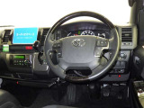 運転席まわりです。 各操作スイッチは使いやすい位置に配置されてます。