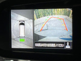 【全周囲カメラ】専用のカメラにより、上から見下ろしたような視点で360度クルマの周囲を確認することができます☆死角部分も確認しやすく、狭い場所での切り返しや駐車もスムーズに行えます。