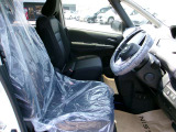 まずは、お座り下さい。運転している感覚がつかめると思います^^