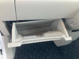 グローブボックスは奥行きがありたっぷり収納。お子様のお出かけグッズなどもストックしておけます。