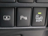 超音波センサーを利用して、車両前方や車両後方の障害物を検知。障害物との距離と接近部位の位置をマルチインフォメーションディスプレイに表示し、同時に音声とブザーでドライバーに注意を促します。