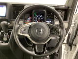 ハンドルにHondaセンシング系のクルーズコントロールやレーンキープアシストなどのスイッチと、オーディオの操作スイッチが装備されています。ハンドルから手を離さず安全に操作できます。