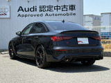 Audiのリヤディフューザーは、車両の後方での空気の流れを整え、乱流を減少させることで、走行安定性を向上させます。またスポーティで洗練された外観を提供し、全体のスタイルに一体感を持たせます。