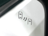 【ブラインドスポットモニター】走行中、ドアミラーの死角になりやすい箇所に後続車が接近するとサイドミラーのレンズに警告を表示!ドライバーに注意喚起をしてくれます。