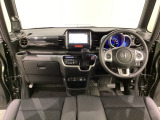 車内は光触媒抗菌消臭施工済です。スタイリッシュなデザインでスポーティなインパネ周りを演出します。グローブボックスやカップホルダーのほかにトレーなどたくさんの収納スペースが付いています。