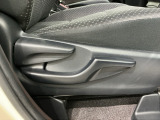 シートハイトアジャスターが付いているので運転姿勢を調整するのに便利ですね。身長に合ったシートポジションは安全運転や疲労軽減にもつながります。
