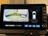リバースギアに入れるだけで後方の表示へ切り替わります。夜間や雨の日の駐車も楽になりますよ。