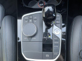 【シフトノブ】BMWの高性能オートマチックは、ATセレクトレバーを左側に倒すことで、通常の「D」から「S」(スポーツ)または「M」(マニュアル)へと切り替えが可能です。