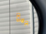 【ブラインドスポットモニター】走行中、ドアミラーの死角になりやすい箇所に後続車が接近するとサイドミラーのレンズに警告を表示!ドライバーに注意喚起をしてくれます。