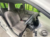 運転席まわりには十分なスペースがあり、大柄な方でもゆったり運転していただける環境です。