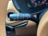 レバーをAUTOの位置にしているとき、レインセンサーが雨を感知すると、雨量に応じてワイパーが自動で作動してくれるオートワイパーを装備!設定変更で非作動にすると、間欠作動に固定されます。