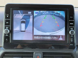 アラウンドビューモニター、まるで上空から見下ろししているかの映像がナビ画面で確認でき、安心して駐車をサポートすることができます。