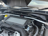 【STIタワーバー】お車の剛性を高めるタワーバーを装備。よりスムーズなコーナリング走行が可能となり、走りも楽しめます。