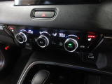 オートエアコンは左右席で独立温度コントロールが可能です。運転席はキンキンに冷やして助手席はマイルドにと言った設定が可能です。暑さ寒さでケンカすることもなくなりますね。