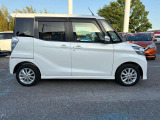 【VDC】運転操作やクルマの速度を検知して、ブレーキやエンジン出力の制御を 自動的に行い、滑りやすい路面やカーブを曲がるときや障害物を回避するときにクルマ の横滑りを軽減し、運転に安心感を与えます。