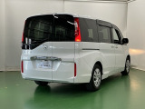 プライバシーガラスが装備されています。外を見るときには気にならずに、後方車両からは車内が見えにくくなってます
