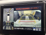 バックカメラの他に上から見下ろしたような画像が見れるアラウンド(全方位)モニター。前後左右を把握できる、すごい機能が装備されています!