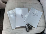 取扱説明書、メンテナンスノート、キー2つ揃っております。エンジンスターターは付いておりません。ご希望の方は営業スタッフまでお声がけください。